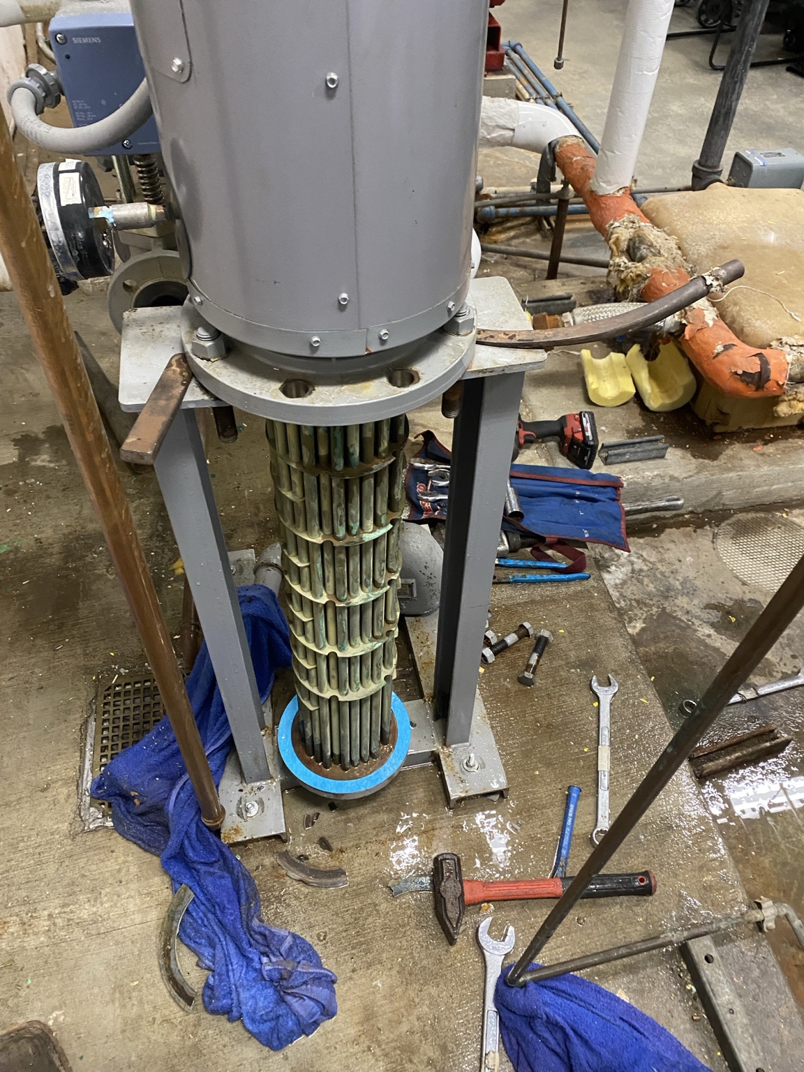 Vertical mechanical component under repair